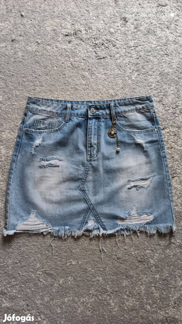 Világoskék koptatott, szaggatott, divatos farmer miniszoknya