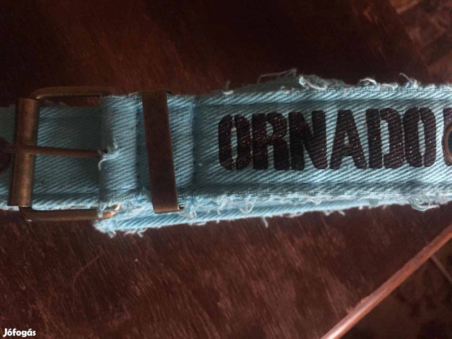 Világoskék mintás szövet öv