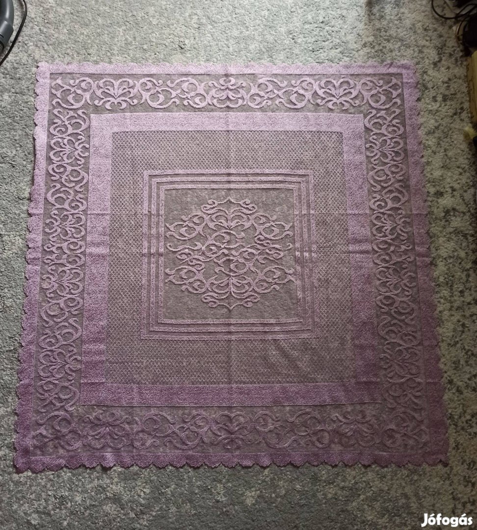 Világoslila csipke terítő