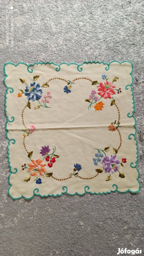 Világossárga alapon hímzett szögletes terítő