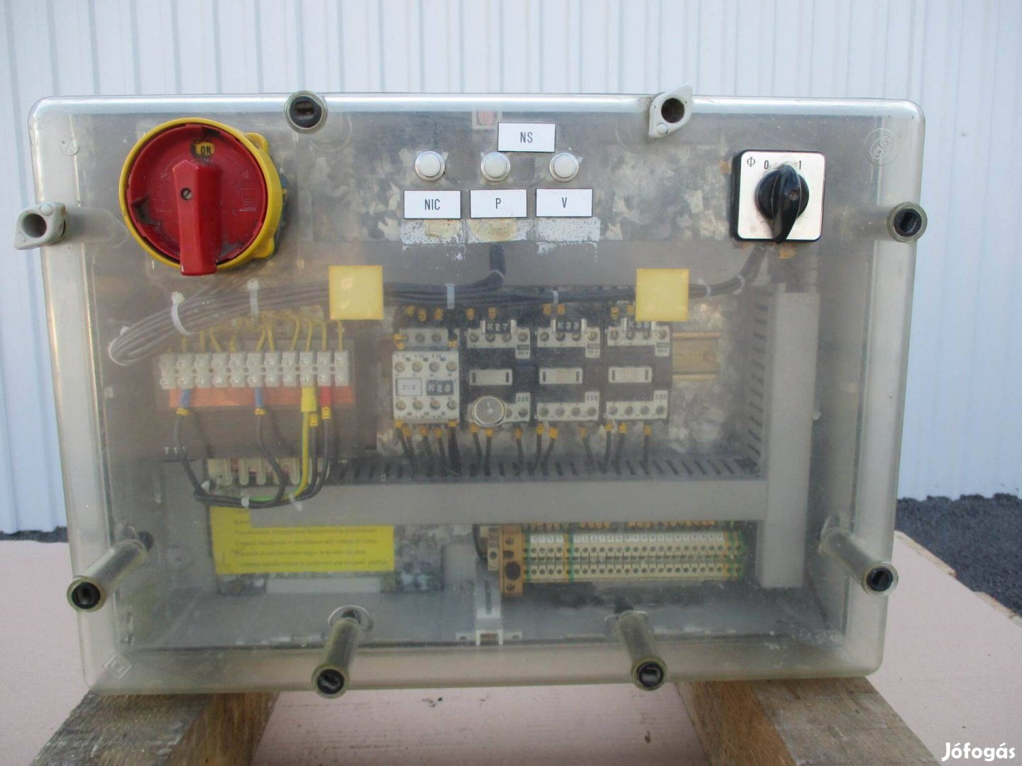 Villamos elektromos kapcsolószekrény vezérlőszekrény (2418)