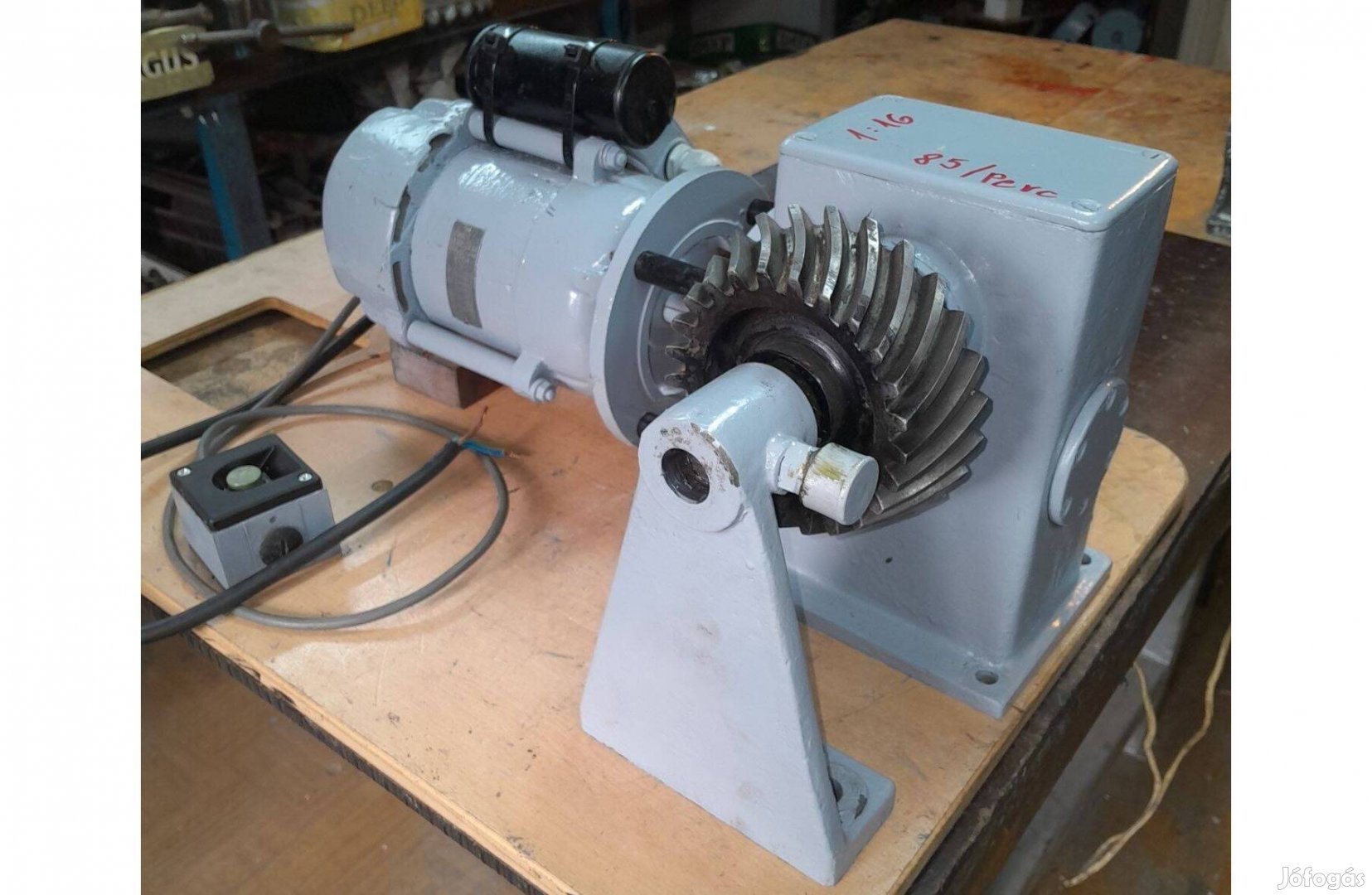 Villanymotor hajtómüvel husdarálóhoz 220 V 600 W-os 85/perc
