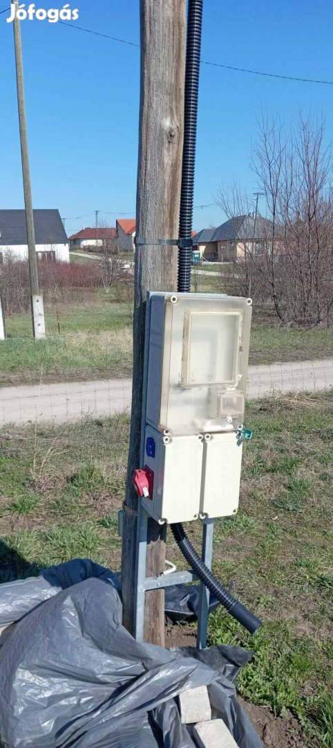Villanyóra doboz + Fa Villanyoszlop