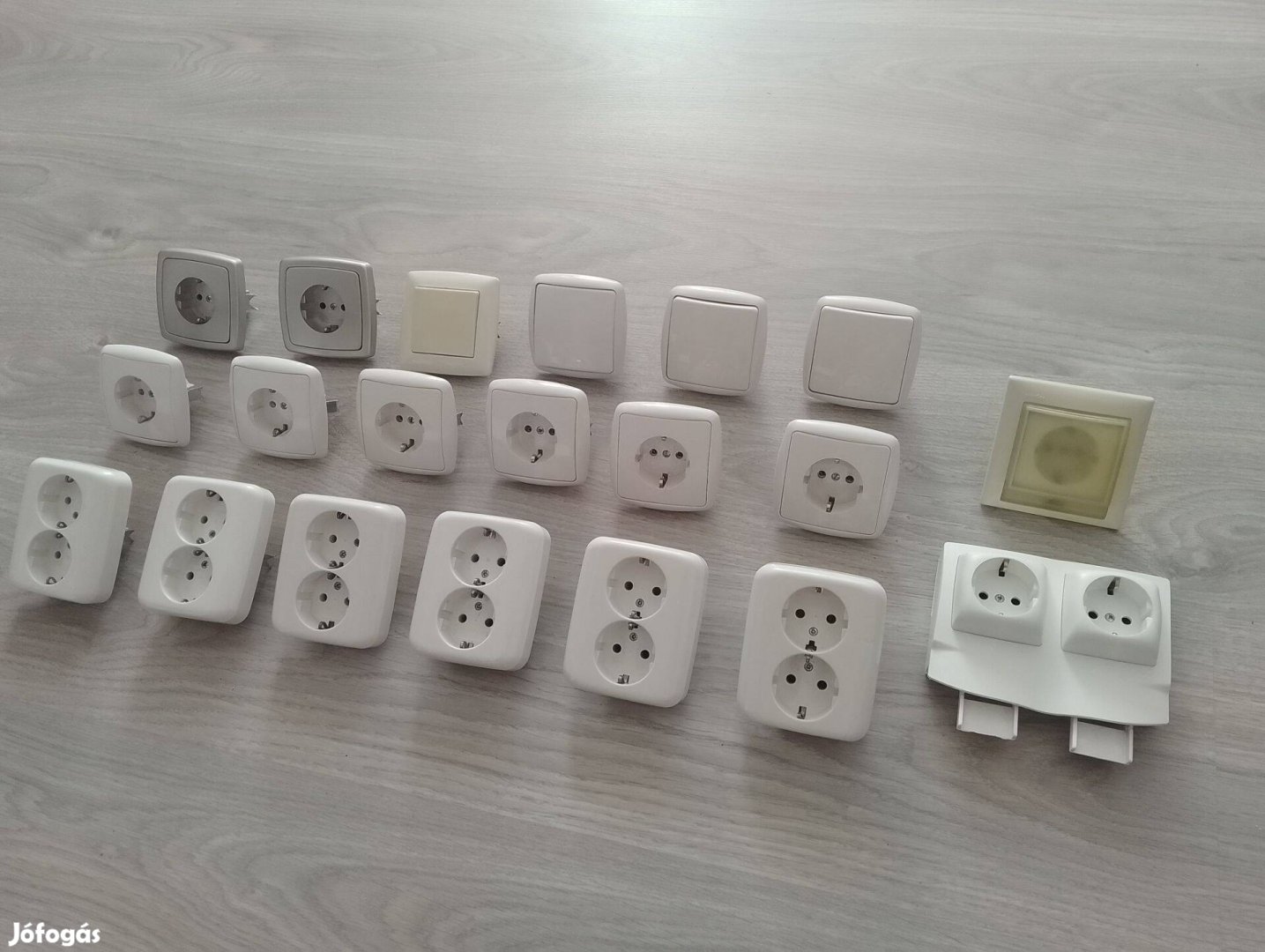 Villanyszerelési szerelvények 50 db, újszerűek