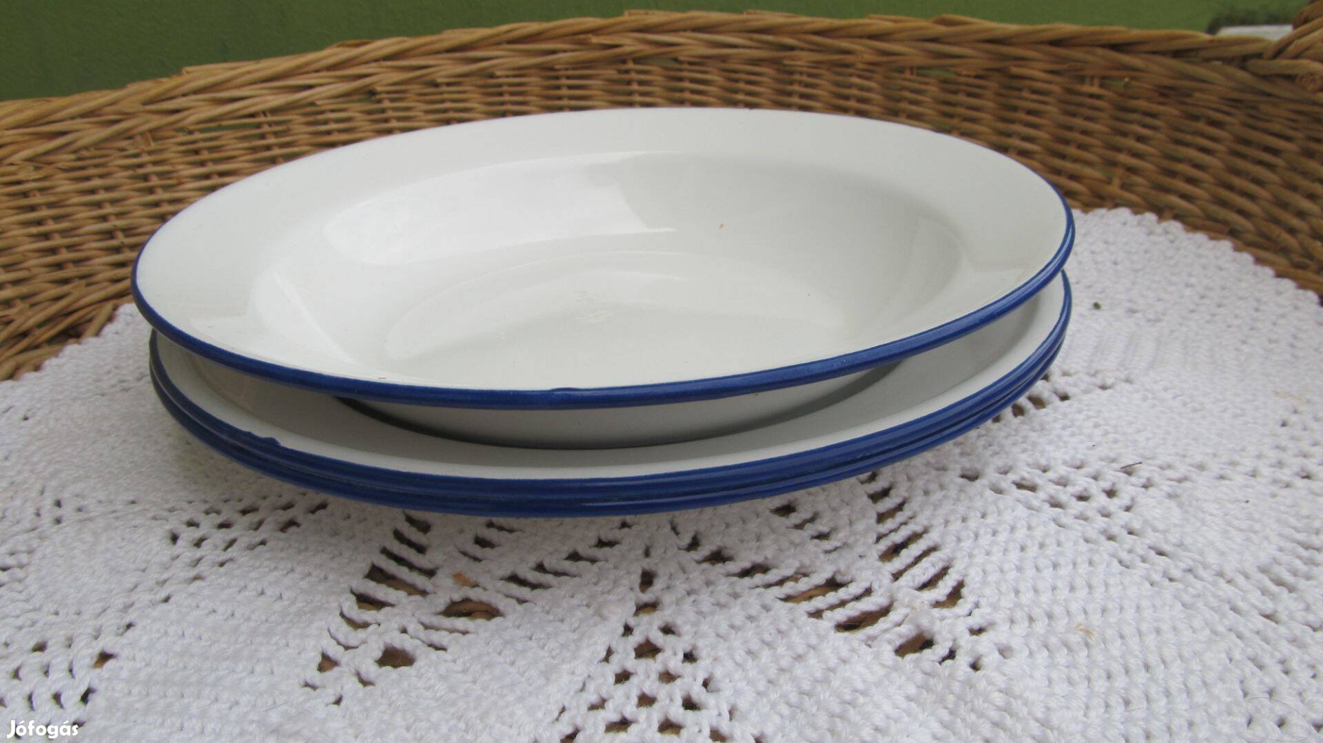 Vintage, jelzett, zománcos tányérok -kék szegélyes fehér