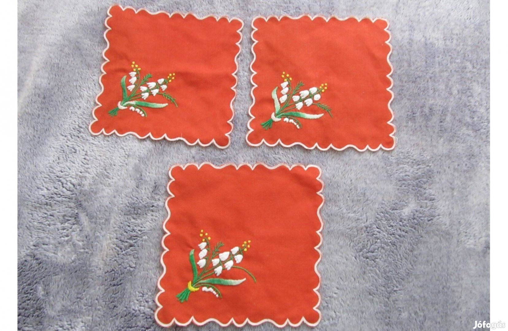 Vintage, piros, gyöngyvirágmintás hímzett kis terítők