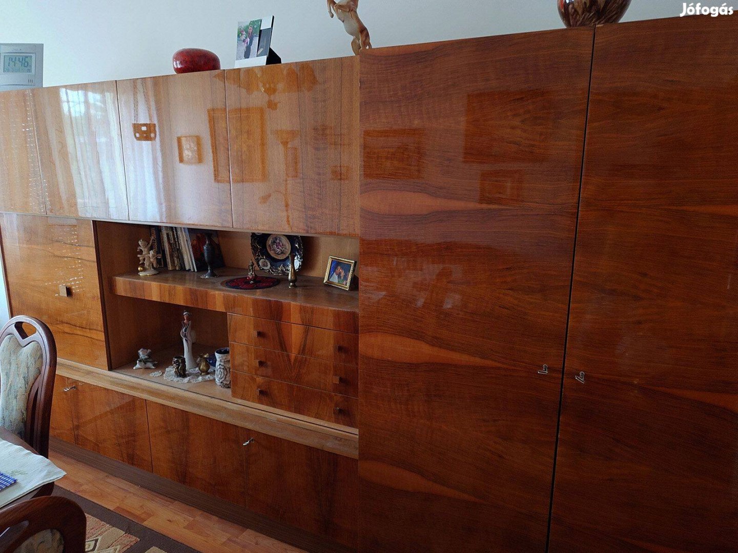 Vintage, politúrozott szekrénysor bárszekrény világítással
