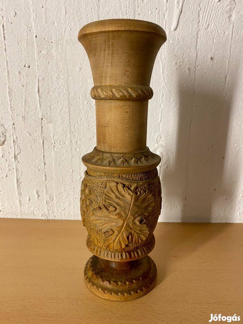 Vintage, szőlőmintás faragott váza (gyönyörű állapot, 29 cm. magas)