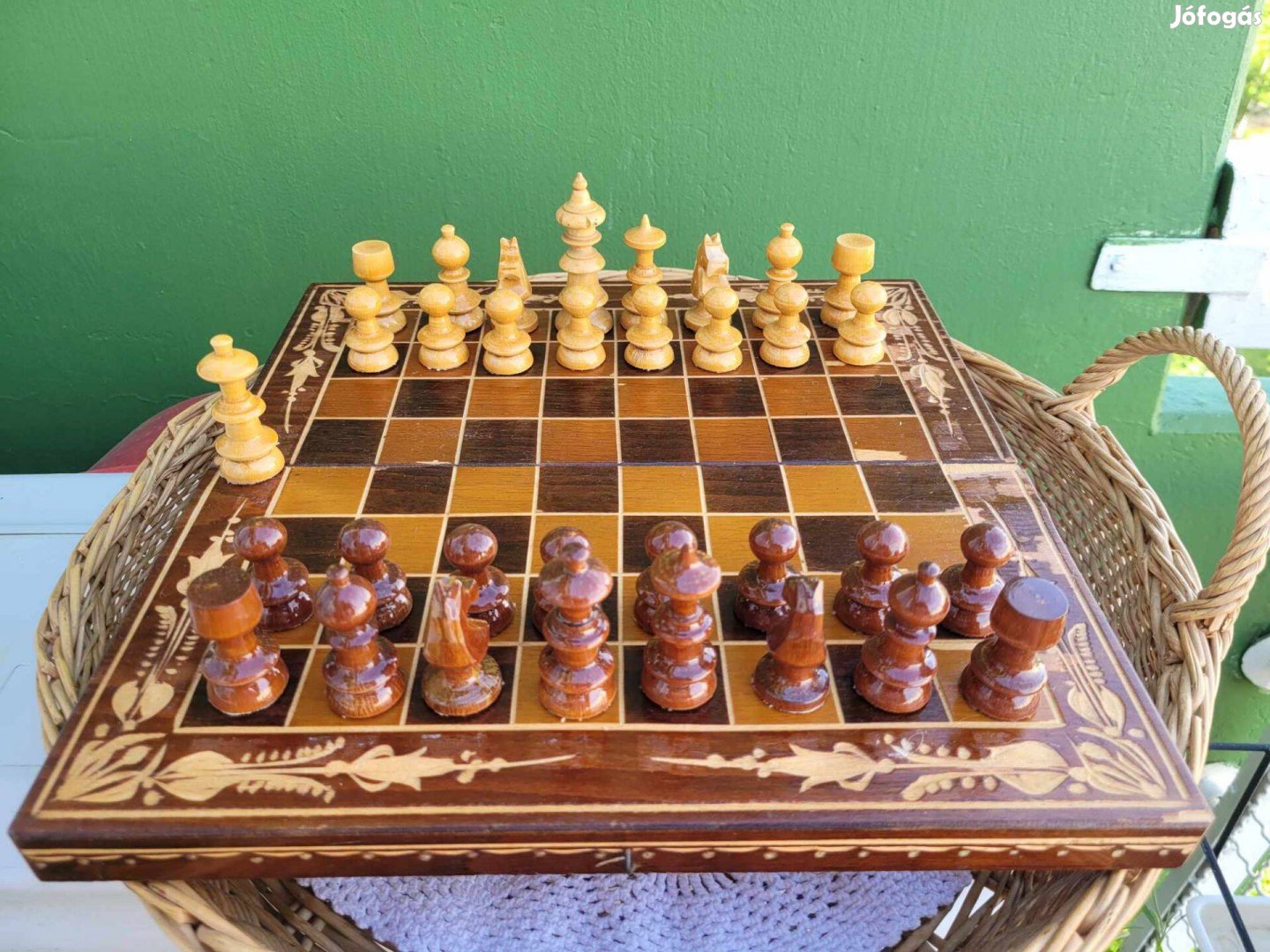 Vintage fa sakk készlet díszes intarziás táblával, faragott fa bábukka