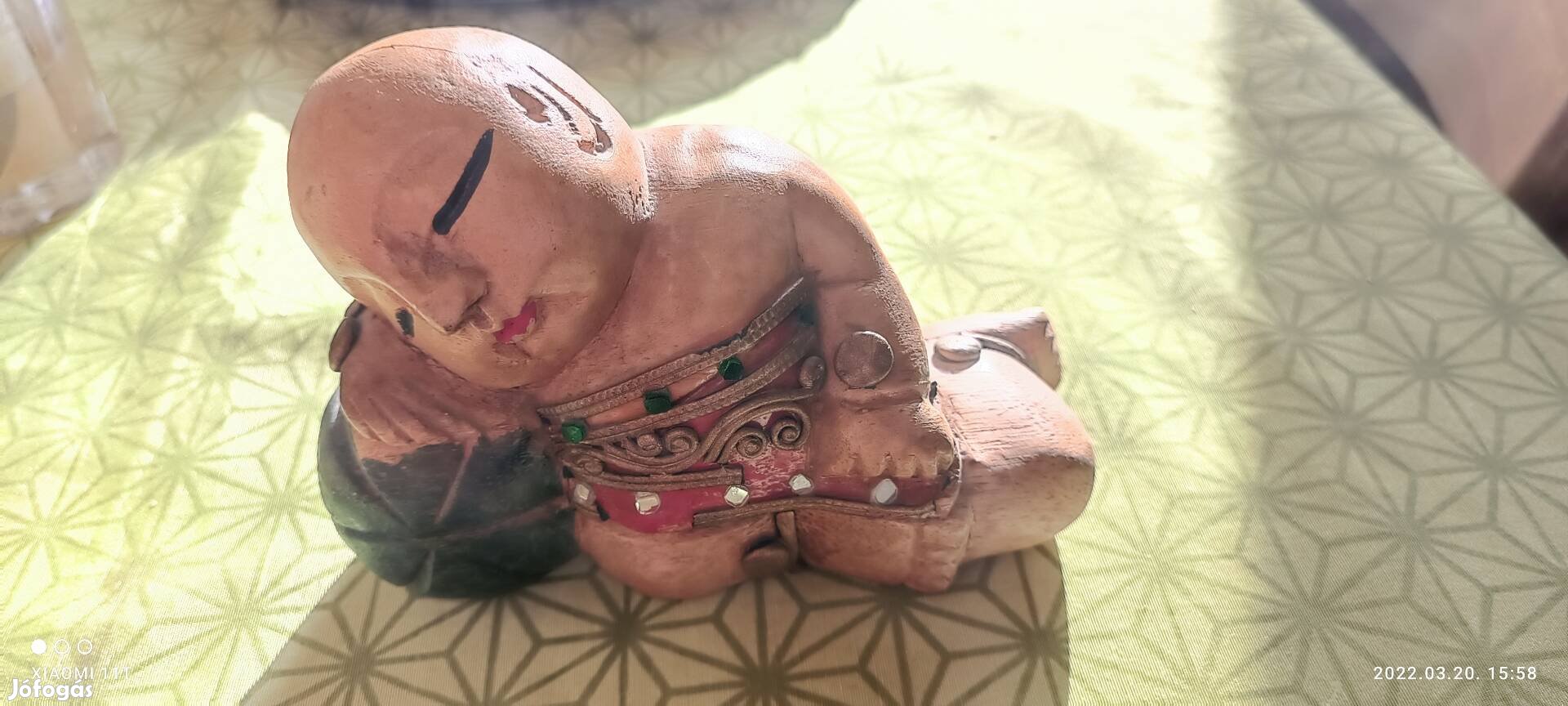 Vintage faragott fa buddhista szerzetes, alszik, nyugalmat árasztó 
