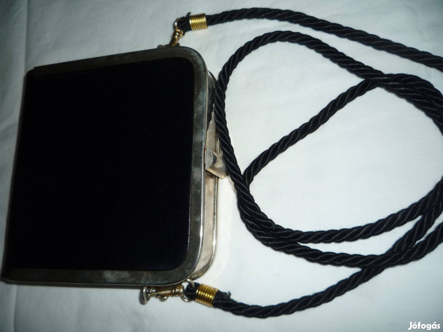 Vintage fekete bőr doboz formájú fémkeretes válltáska fekete zsinorral