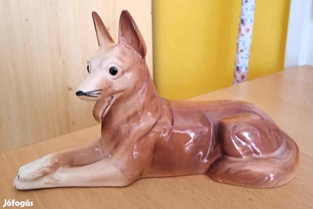 Vintage fekvő porcelán kutyafigura