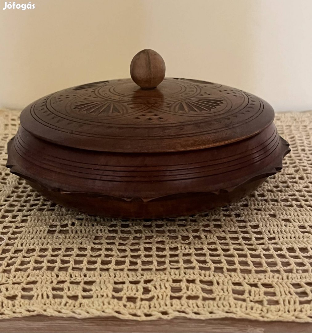 Vintage kézzel faragott fa doboz