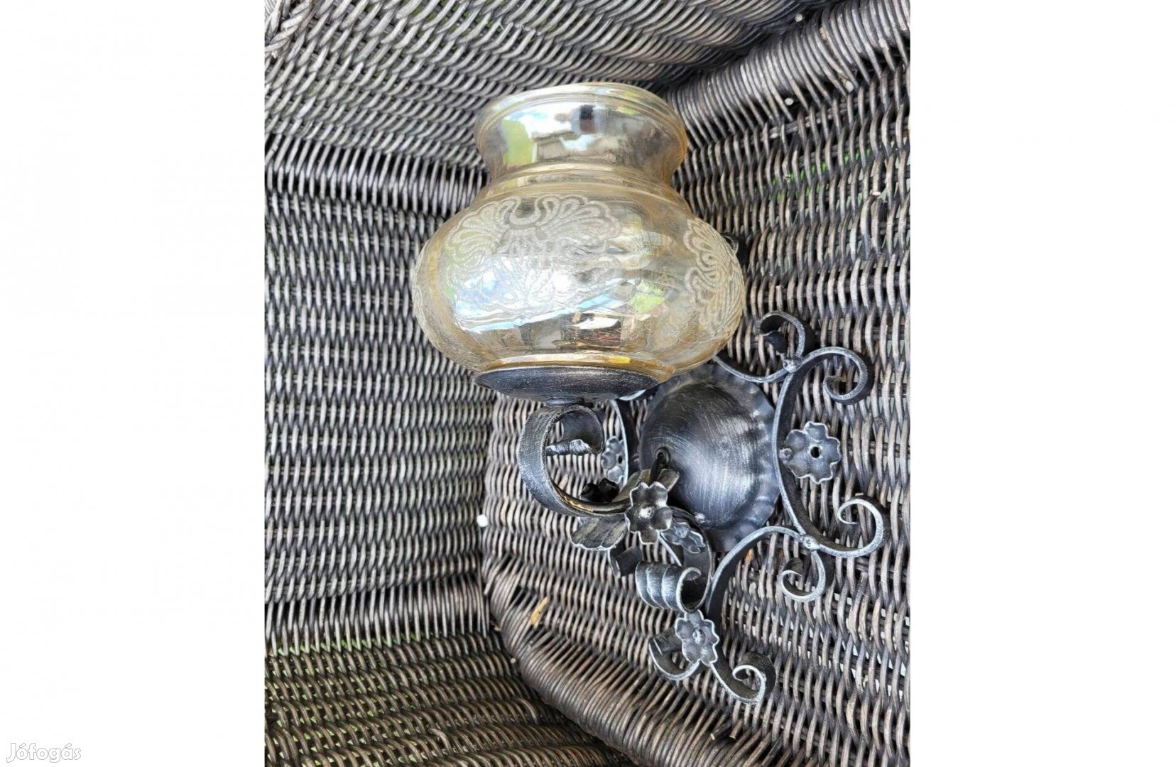 Vintage kovácsoltvas falilámpa mintás üveg búrával
