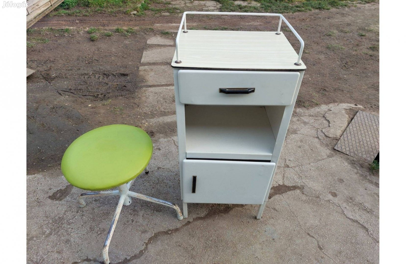 Vintage orvosi éjjeliszekrény fém szék