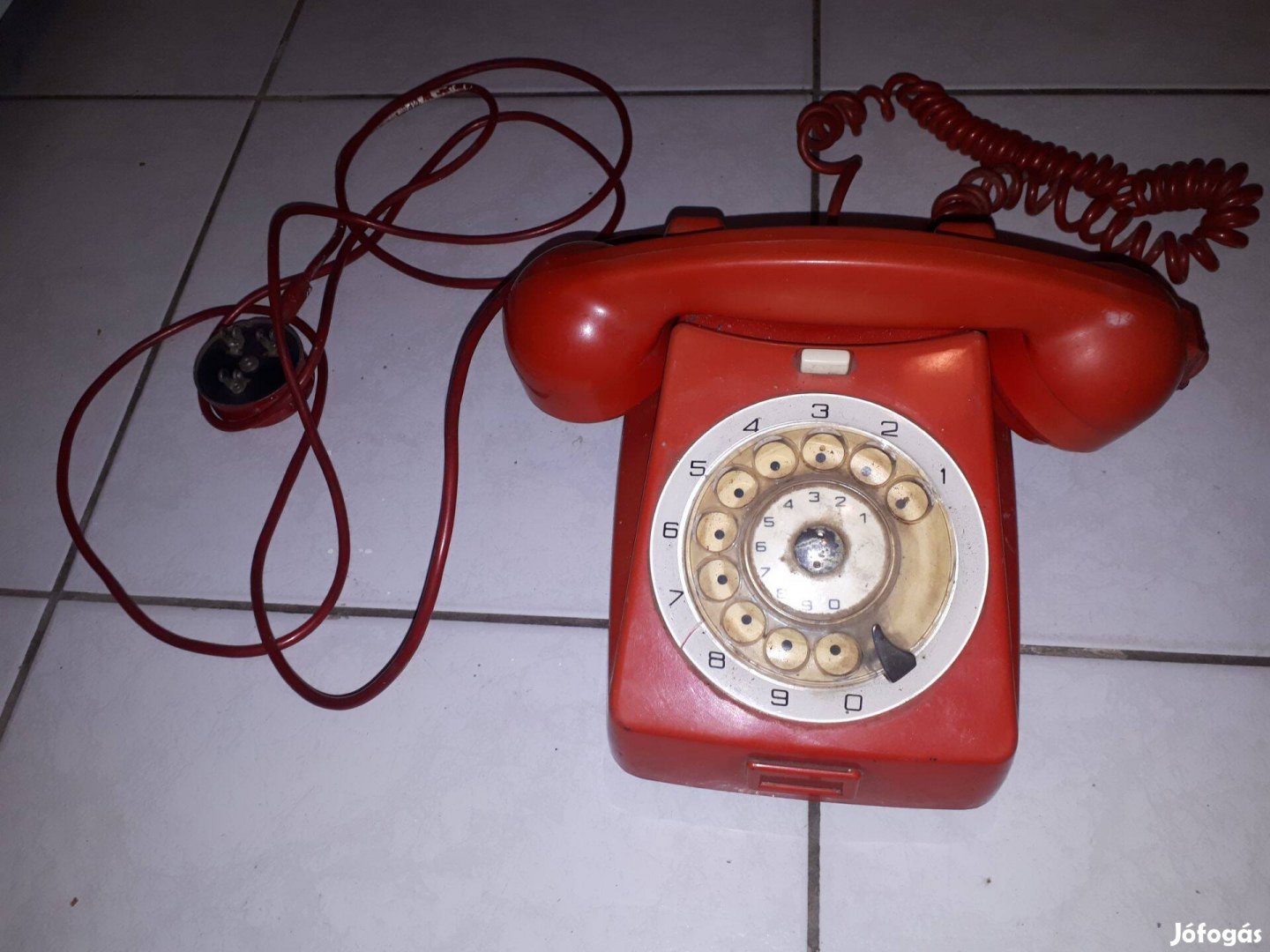 Vintage piros tárcsázós bakelit telefon