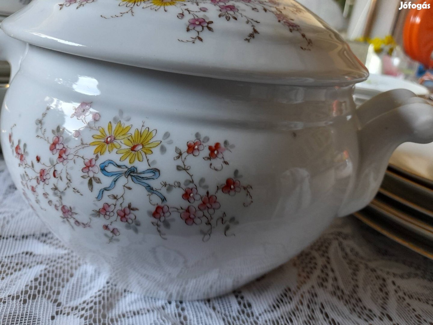 Vintage porcelán levestál tetővel 