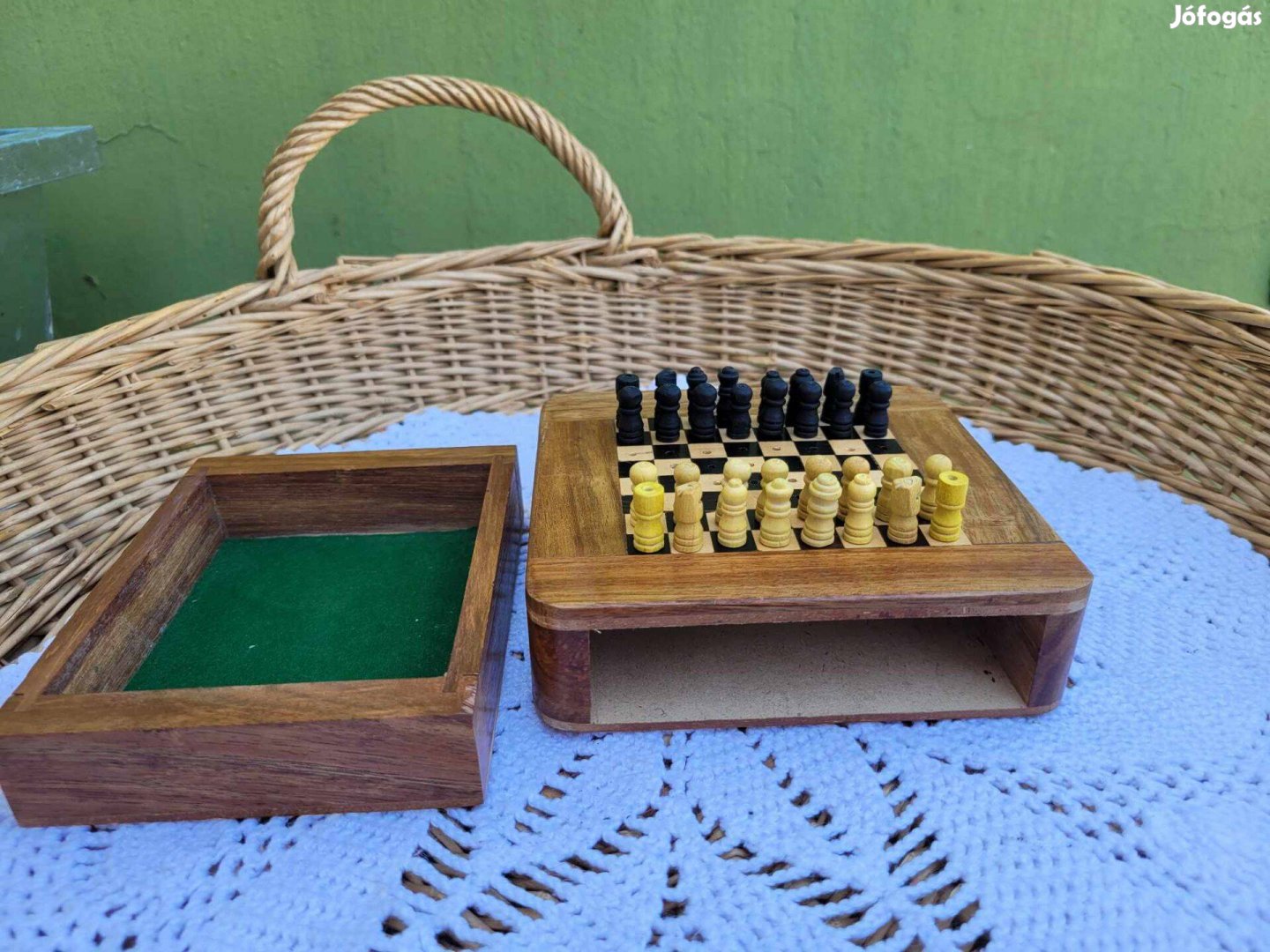 Vintage utazó sakktábla kihúzható fiókkal műanyag "tüskés" bábukkal
