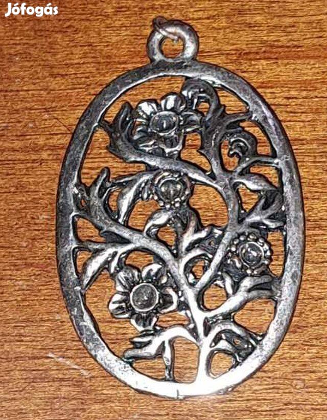 Virágindás áttört fém medál