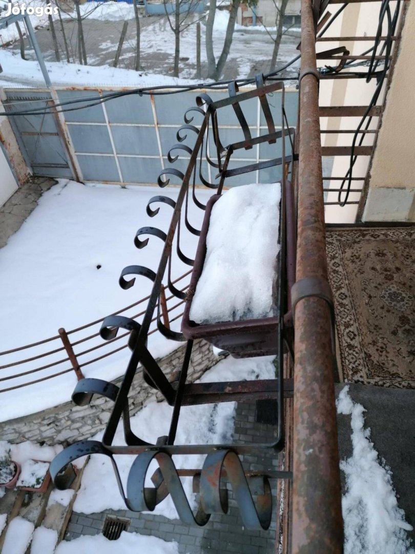 Virágláda tartó fém, kiakasztható, kinti