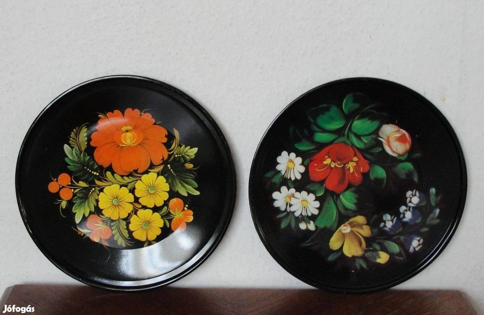 Virágmintás festett fém tányér akasztóval