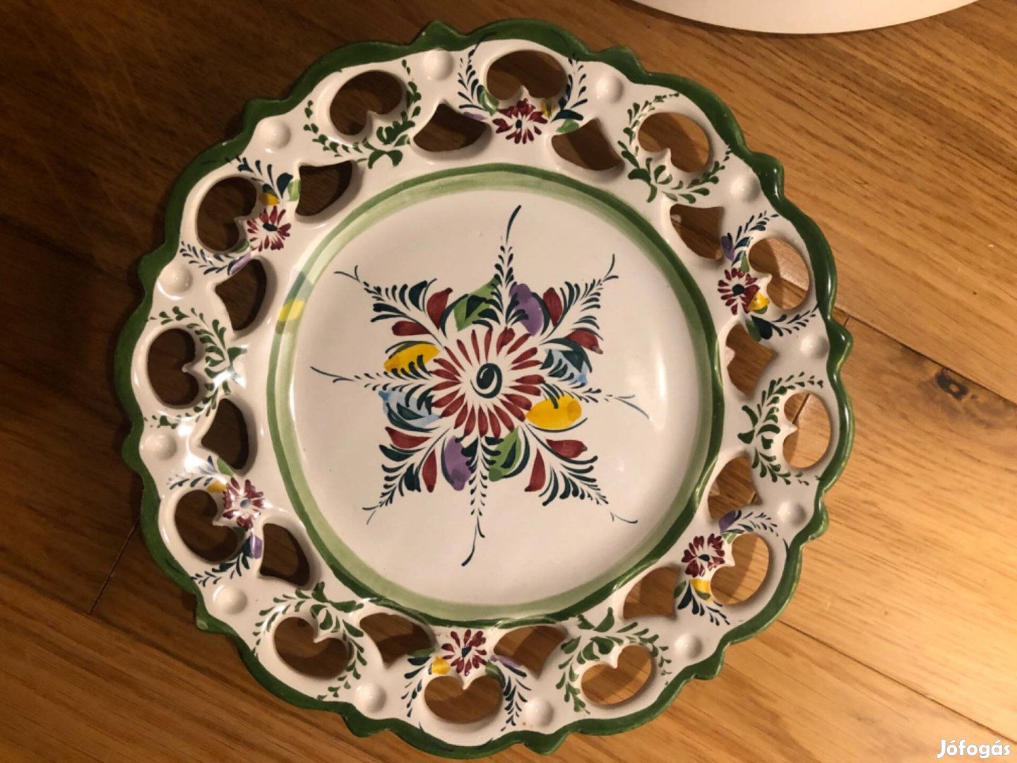 Virágmintás festett kerámia fali dísz tányér