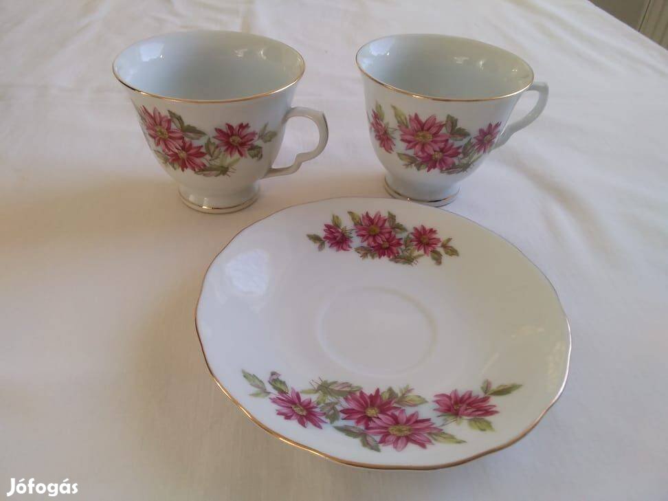 Virágmintás kínai illetve Alföldi porcelán kávéscsészék és