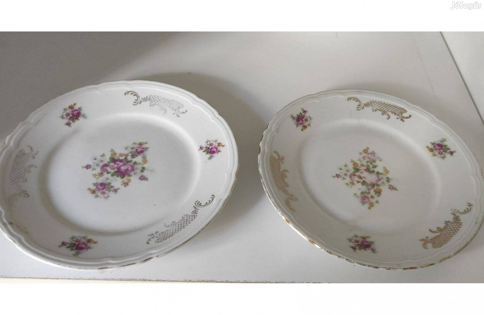 Virágmintás porcelán tányérok kb. 15 cm átmérő