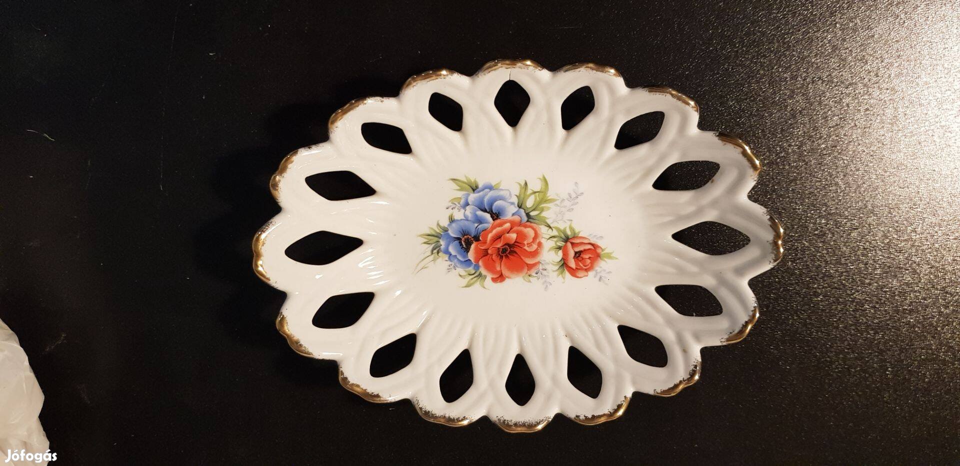 Virágmintás tányér aranyozott szállel