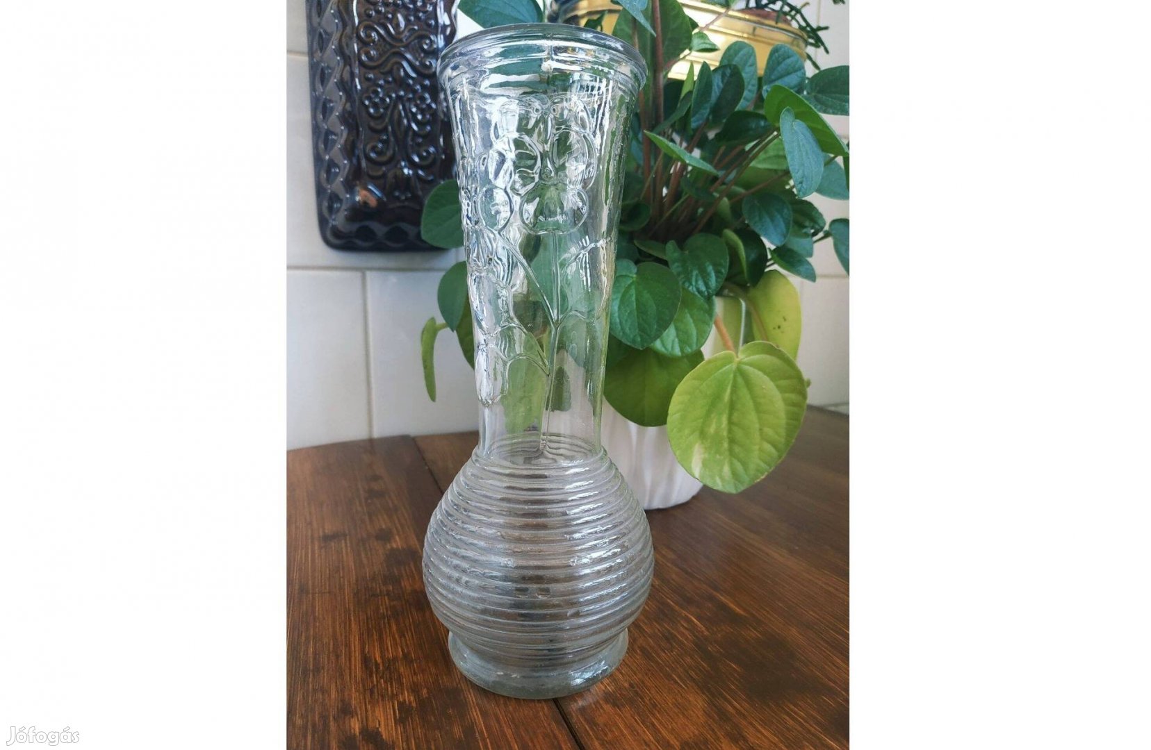Virágmintás üveg váza, átlátszó, kb. 19cm