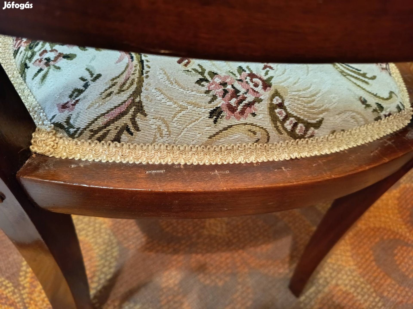 Virágmintával, szalaggal díszített székek