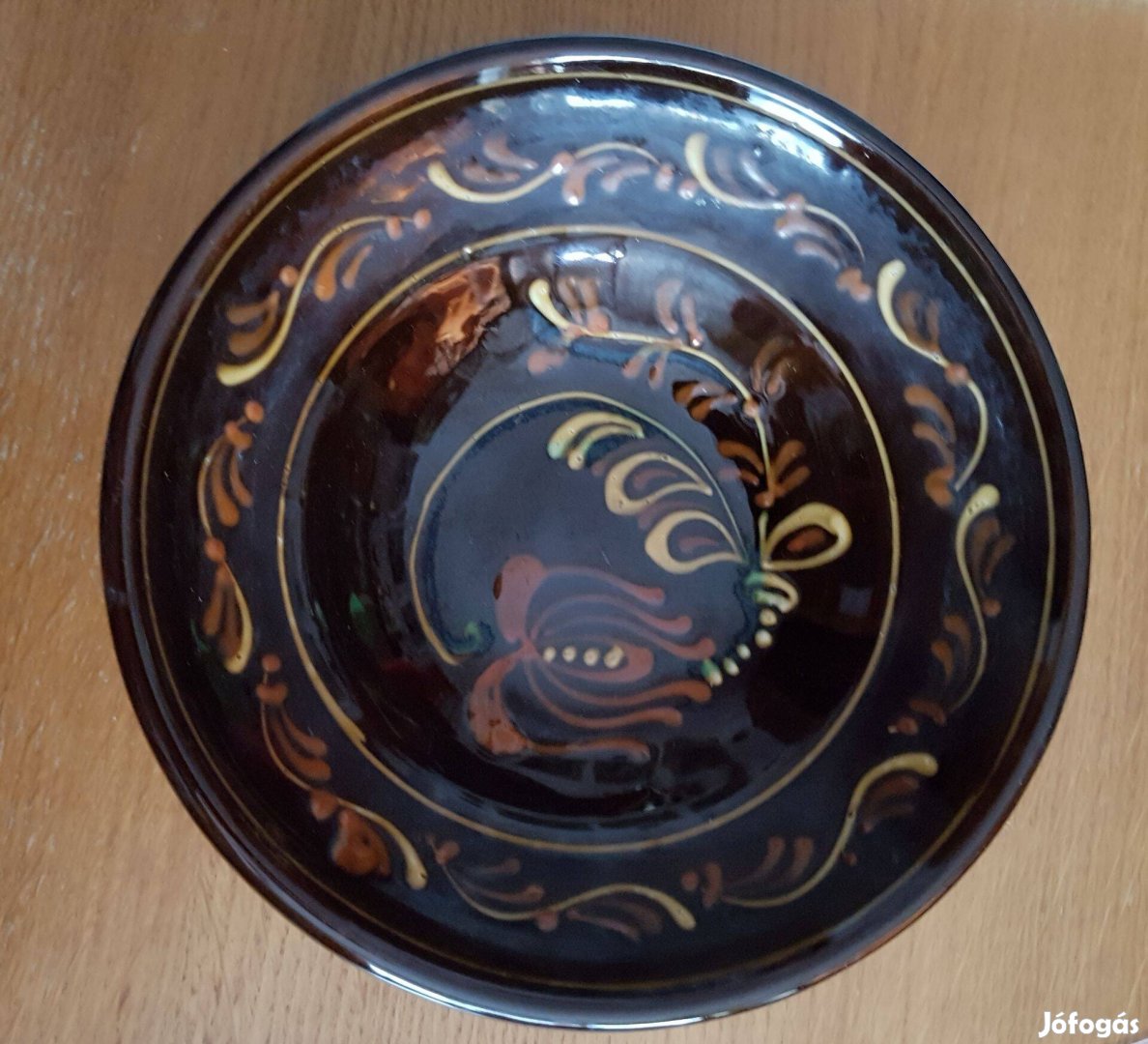 Virágos, számozott, falra akasztható, sötétbarna népi