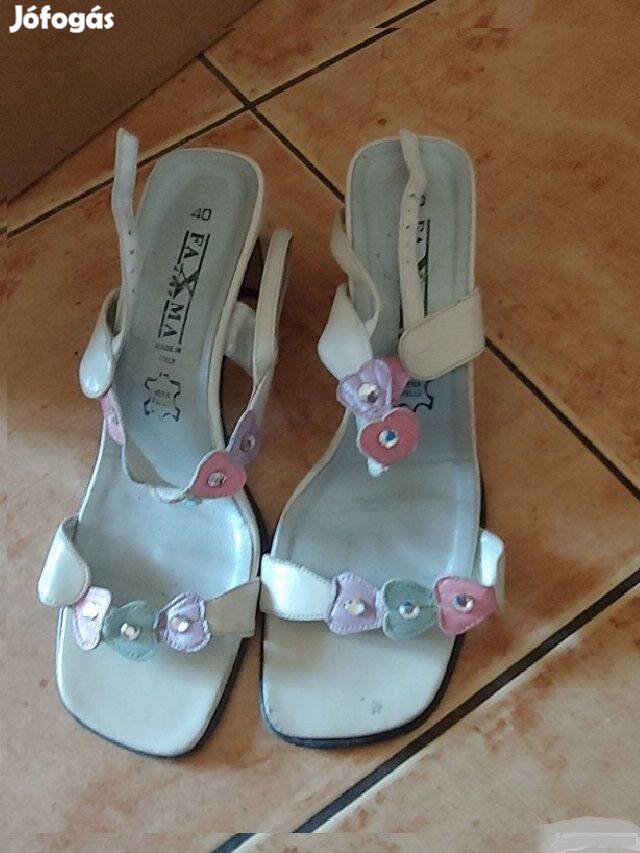 Virágos bőr szandál 40