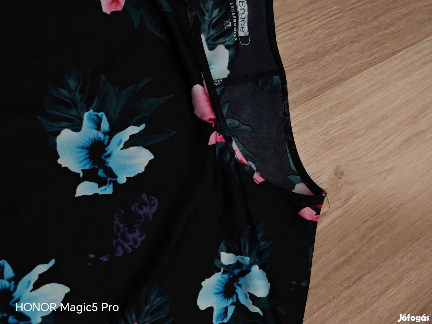 Virágos női felsőrész