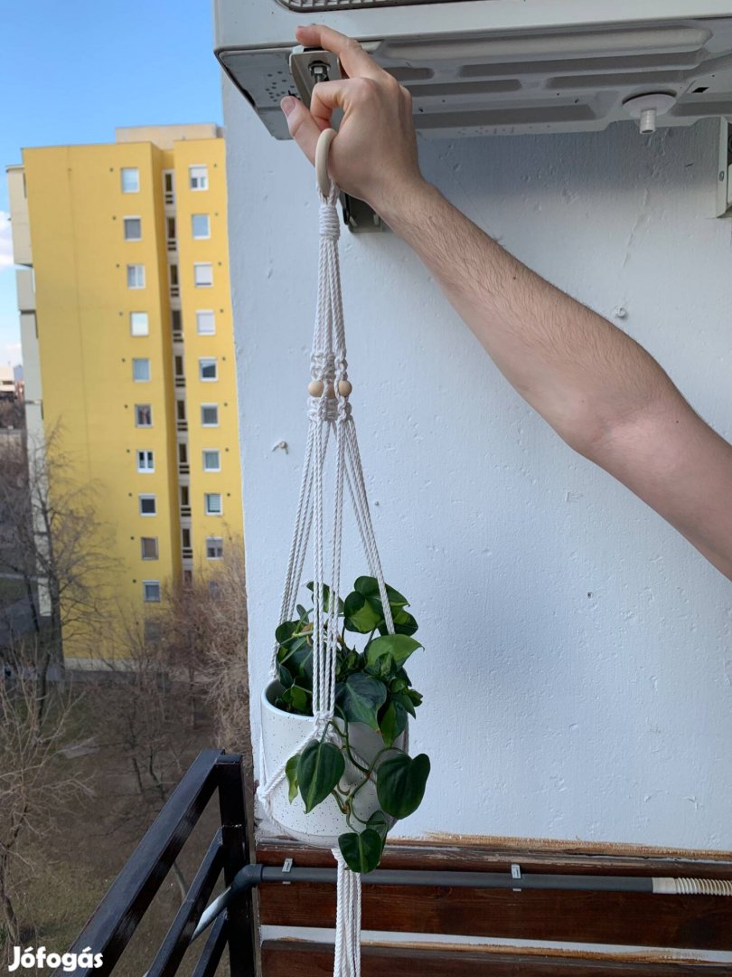 Virágtartó makramé natúr fa kiegészítővel