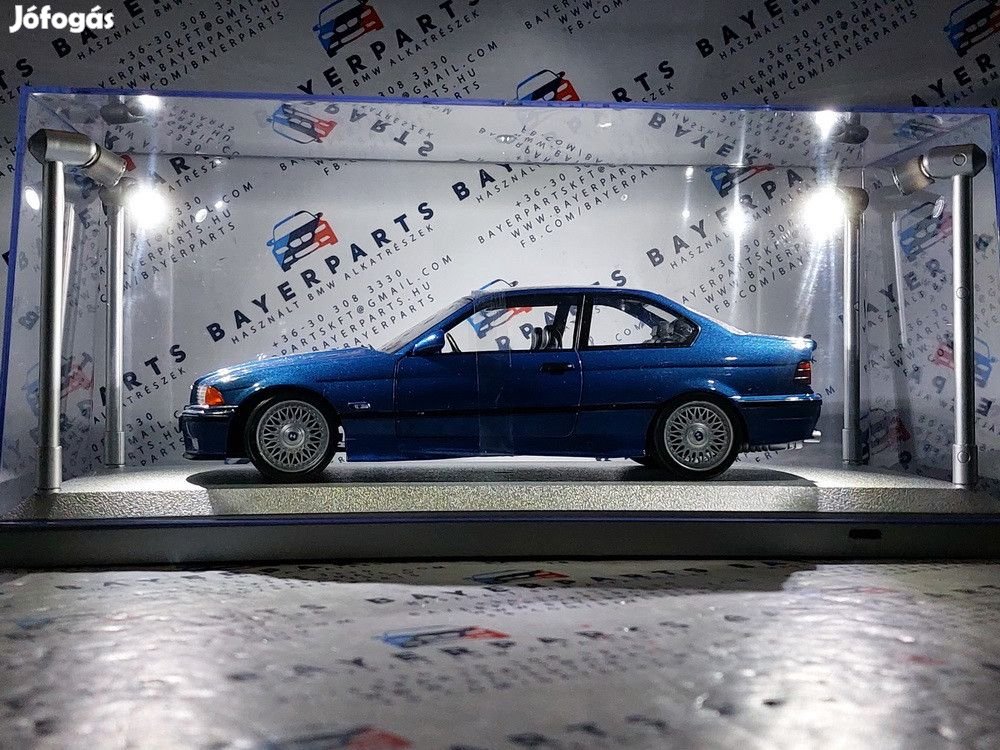 Vitrin / display 1:18 modellautóhoz - led világítással