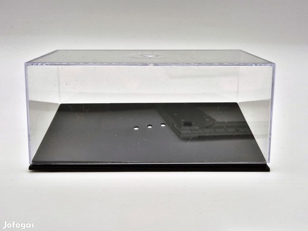 Vitrin/display 1:43 méretű modellautóhoz - döntött