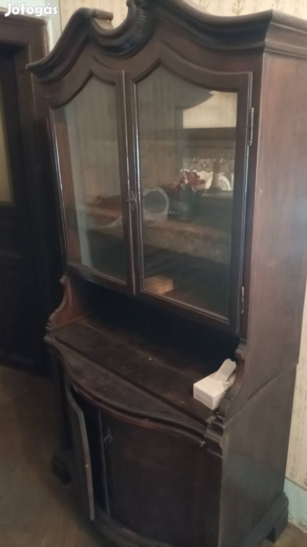 Vitrines neobarokk tálaló szekrény Zuglóban