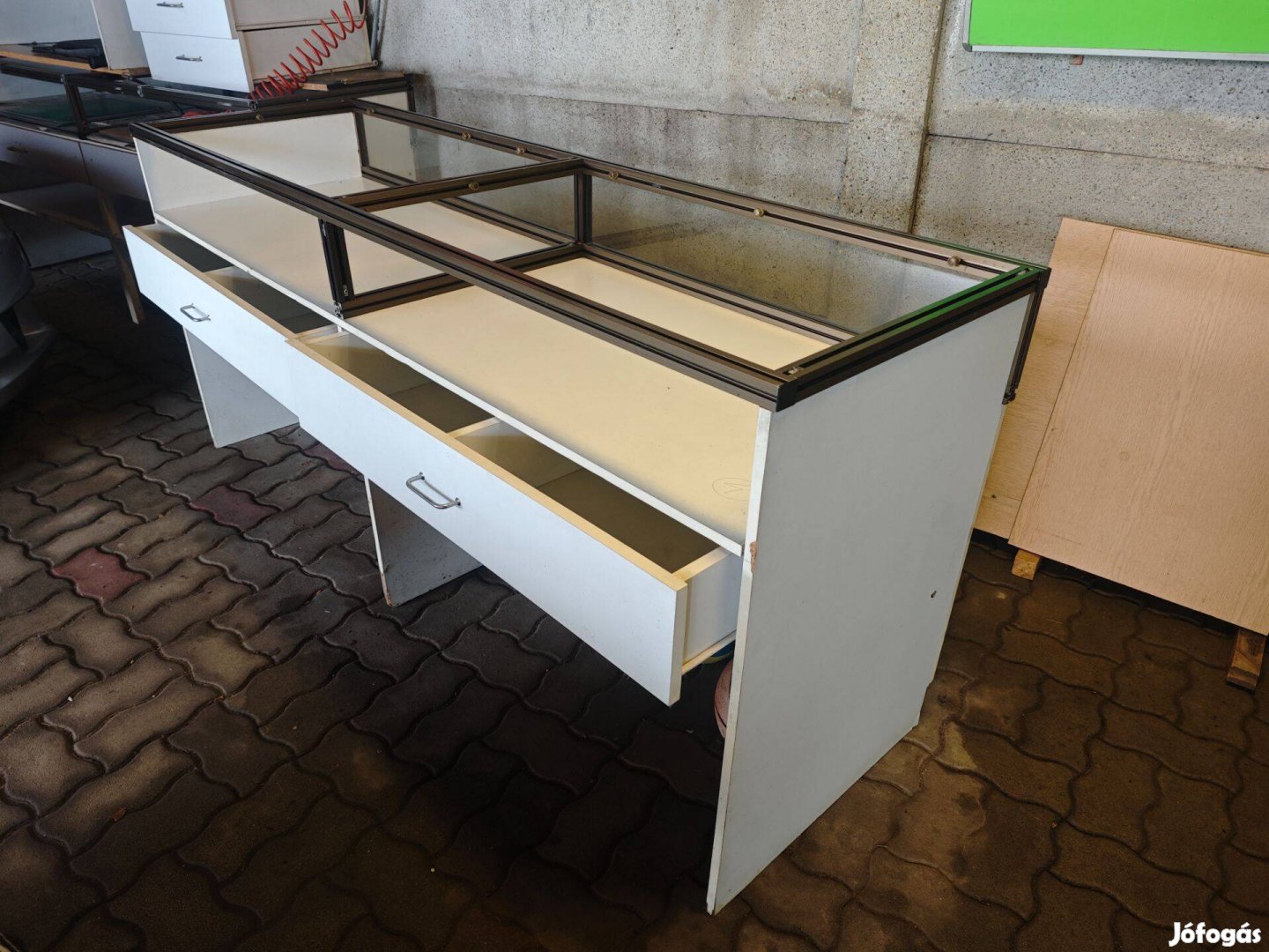 Vitrines pult üzletberendezés