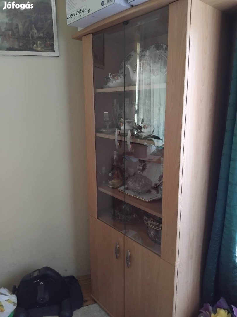 Vitrines szekrény eladó 