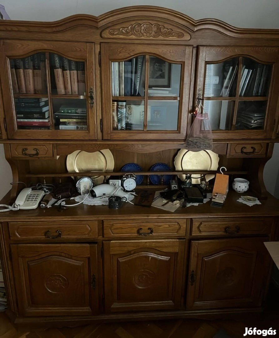 Vitrines tálalószekrény