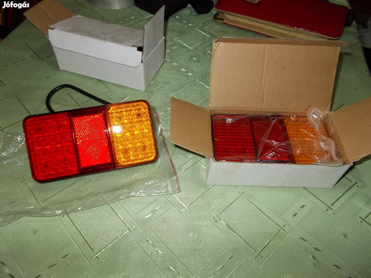 Vízálló LED teherautó vagy utánfutó hátsó lámpa 12V párban Új! dobozos