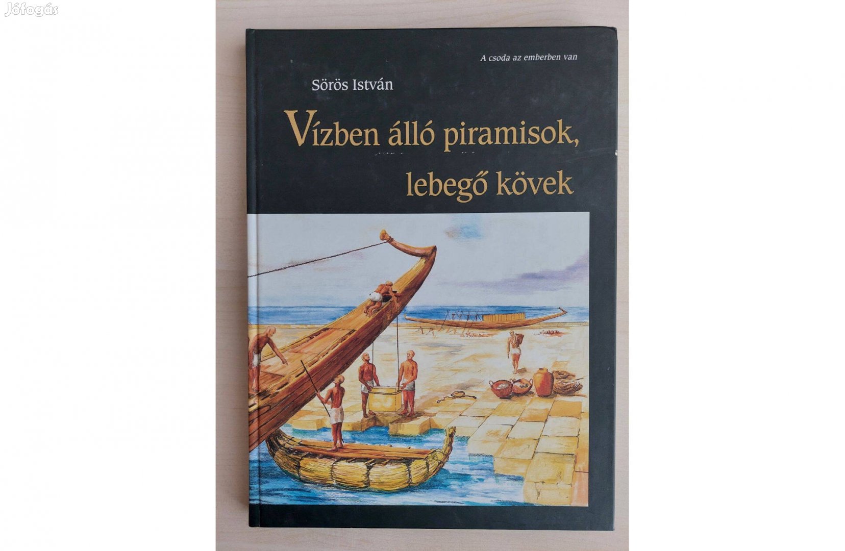 Vízben álló piramisok, lebegő kövek