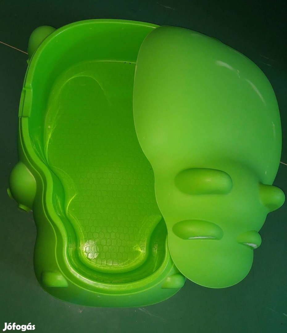 Viziló alakú homokozó fedéllel