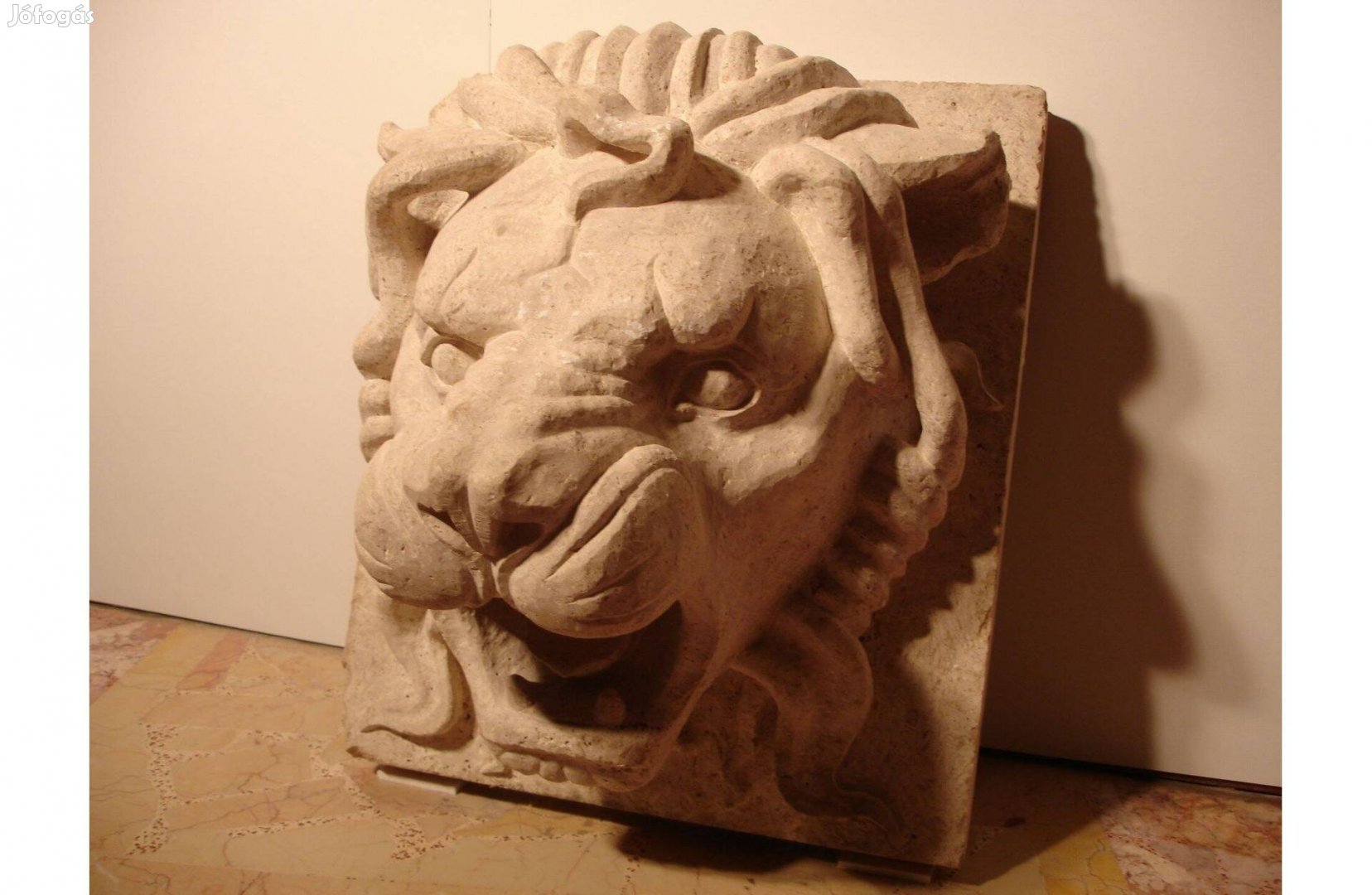 Vízköpő oroszlánfej, faragott mészkő falikút, márvány