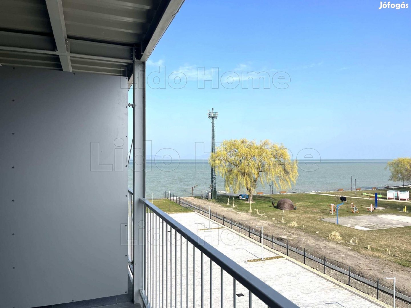 Vízparti, új építésű panorámás társasházi lakás Balatonmáriafürdőn!