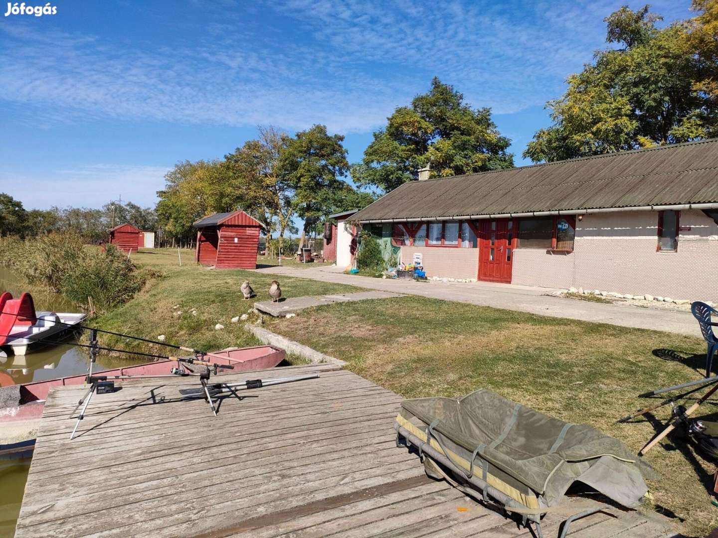 Vízparti ház, horgásztóval