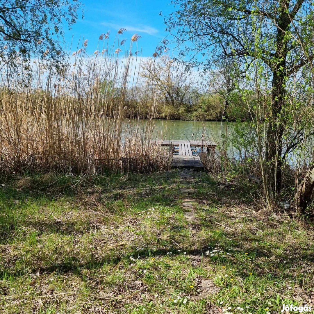 Vízparti horgásznyaraló, stéggel eladó