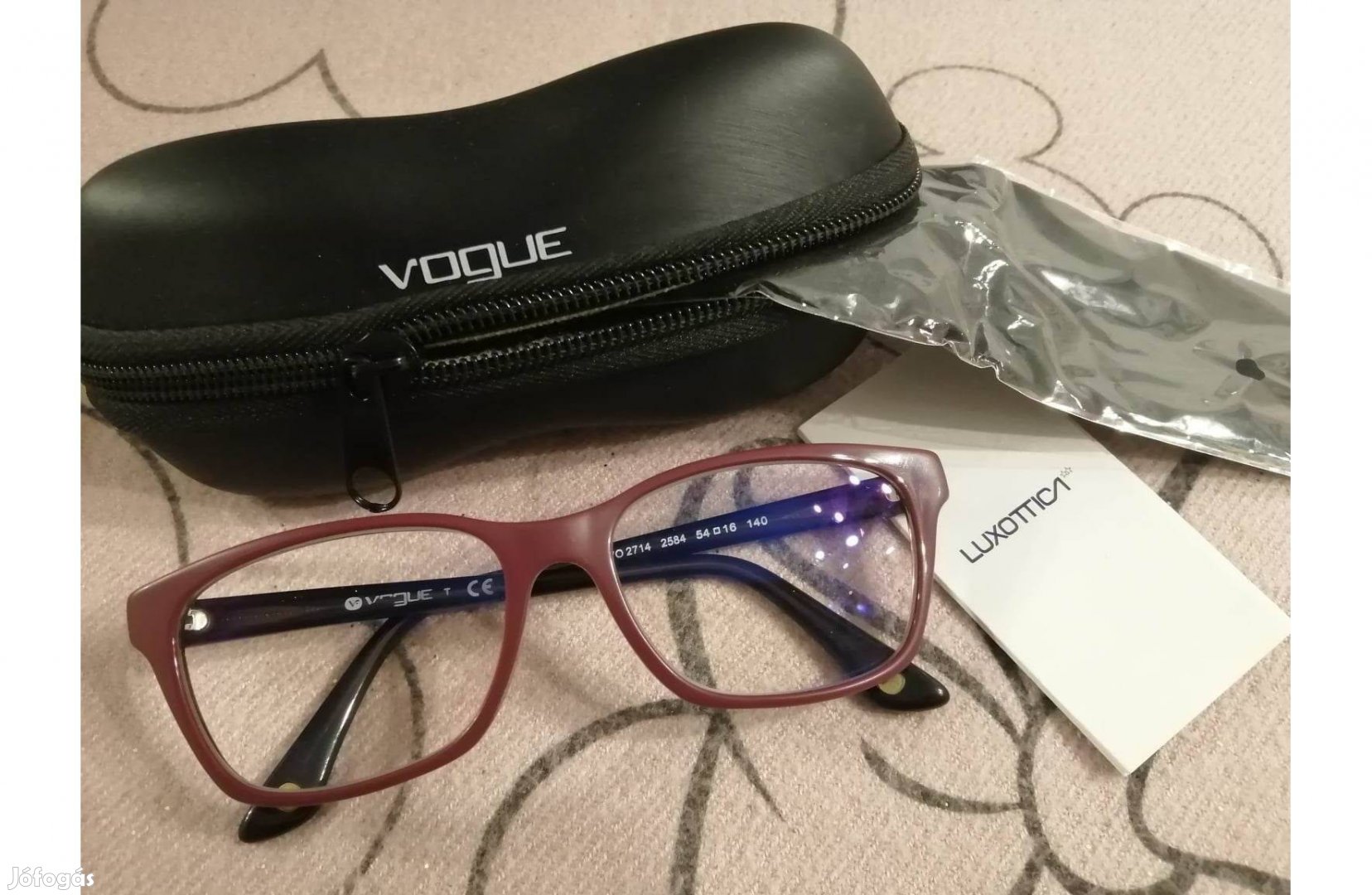 Vogue női szemüvegkeret bordó eladó!
