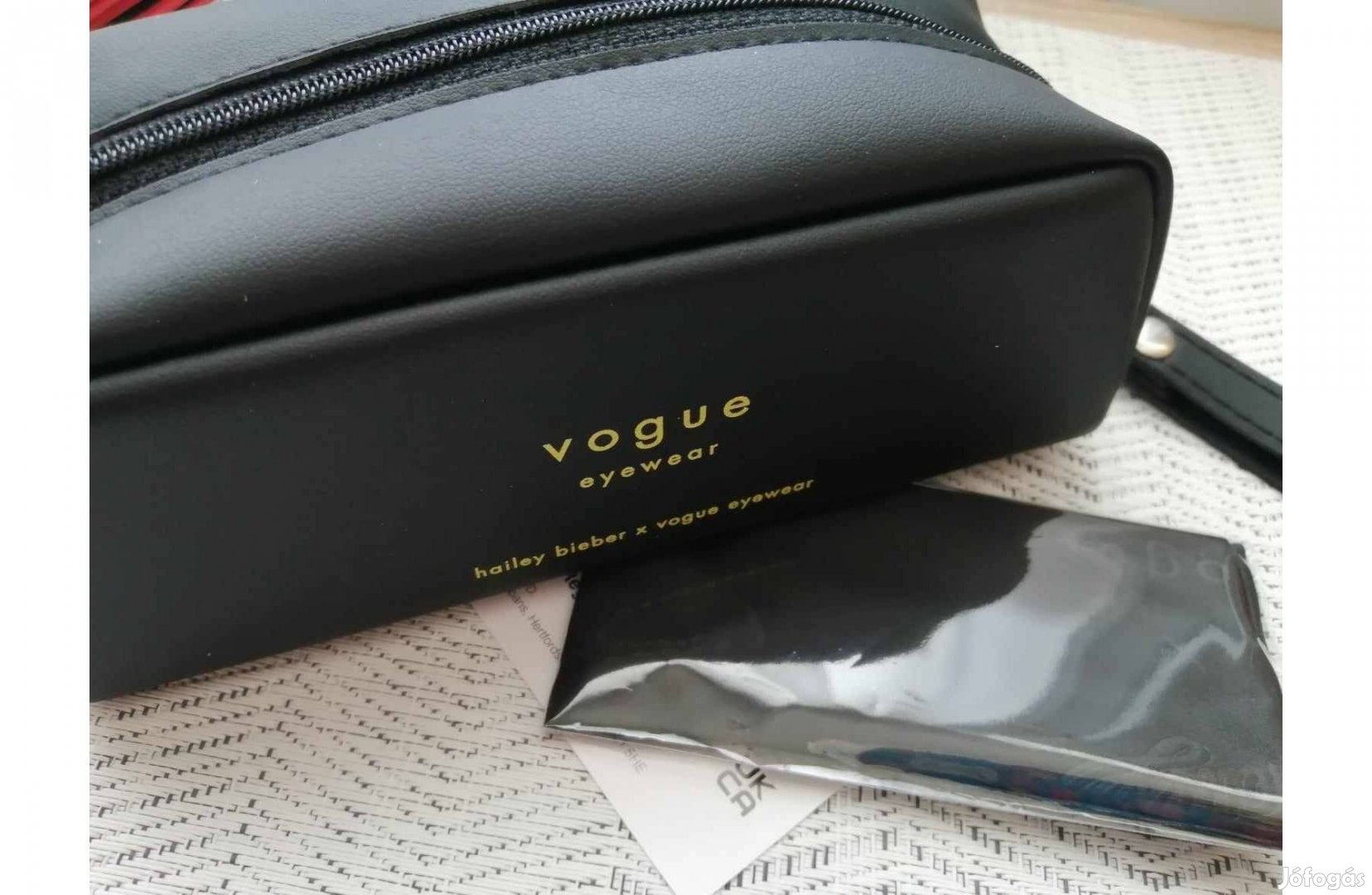 Vogue szemüvegtok fekete cipzáros (Új) eredeti törlőkendővel egyben
